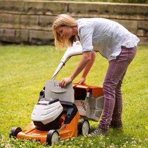 LAWNMOWER BATTERY POWERED